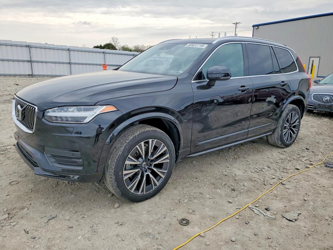 2022 Volvo XC90 Momentum, VIN YV4A221K1N1840376 — Бок