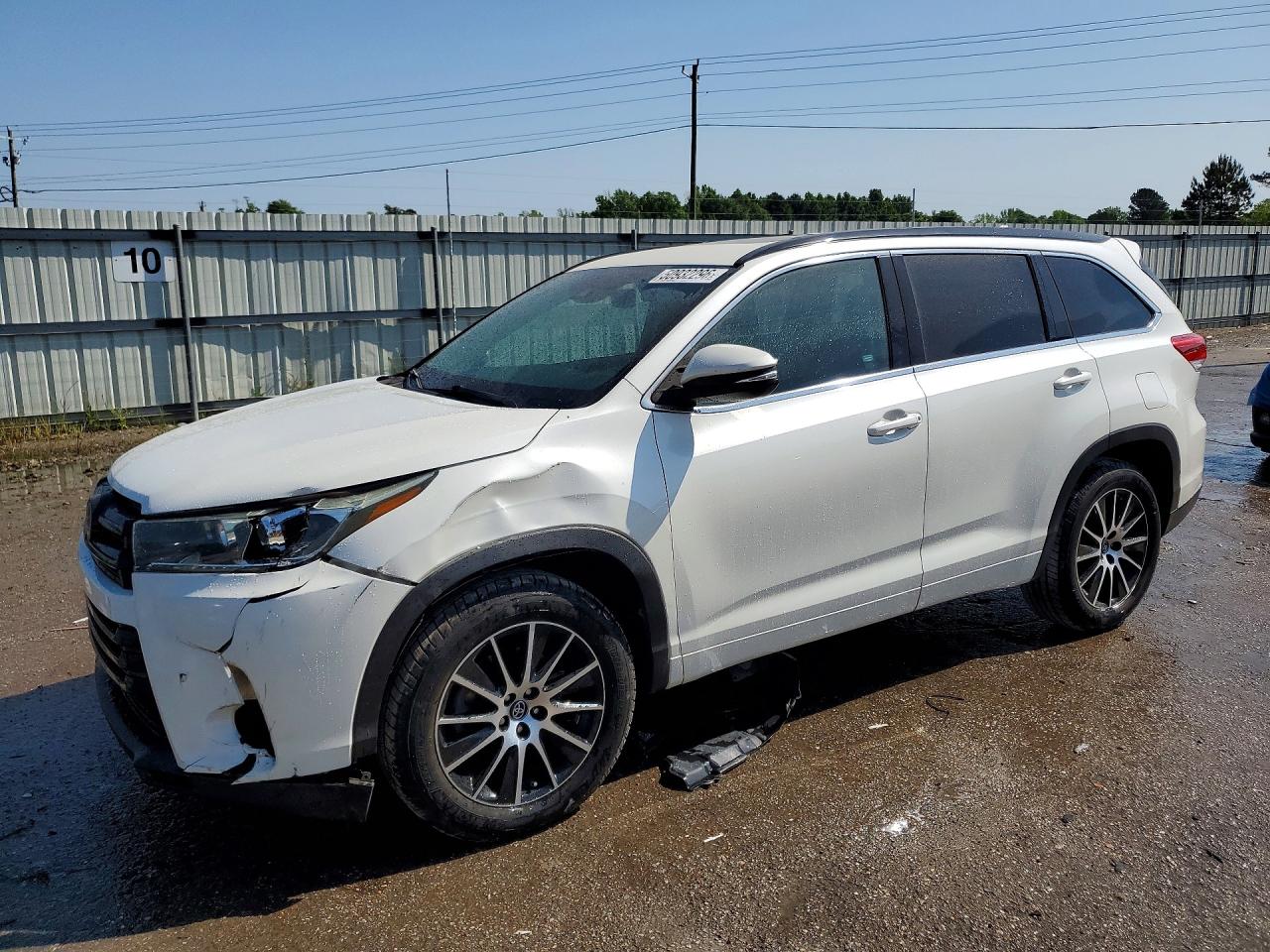 2018 Toyota Highlander SE, VIN 5TDKZRFH3JS531241 — Front end