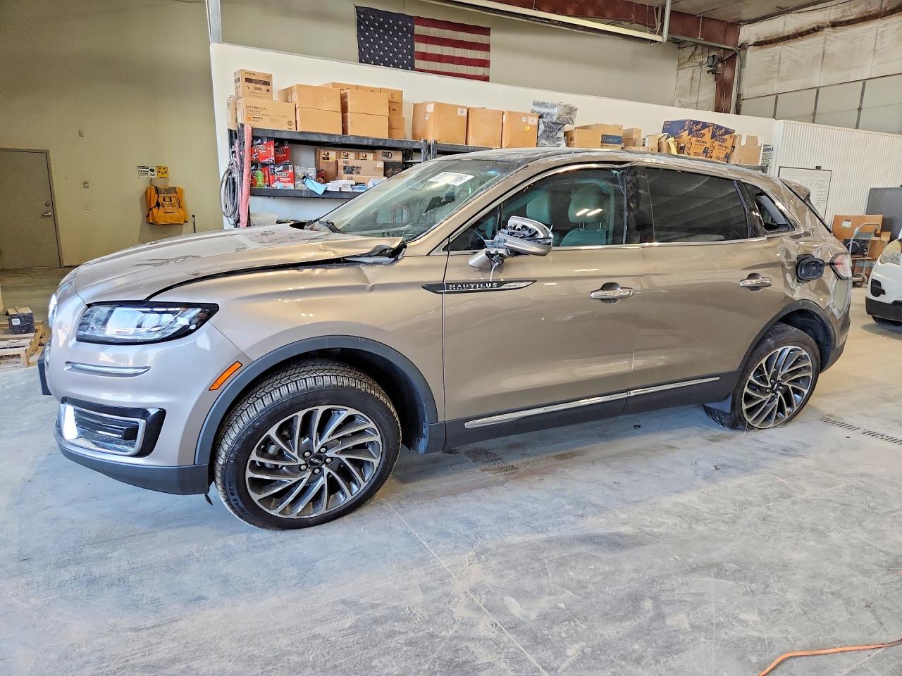 2019 Lincoln Nautilus Reserve, VIN 2LMPJ8L97KBL13763 — Бок