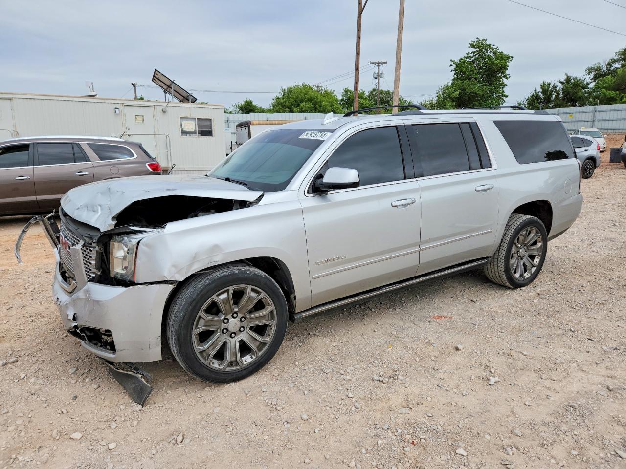 2016 GMC Yukon XL Denali, VIN 1GKS2HKJ8GR334181 — Front end