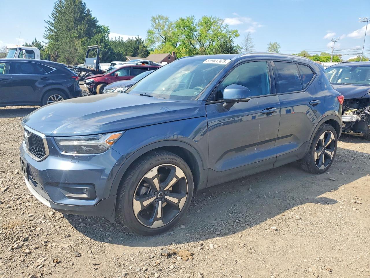 2022 Volvo XC40 Momentum, VIN YV4162UK0N2739145 — Side