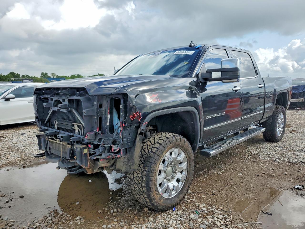 2017 GMC Sierra 2500HD Denali, VIN 1GT12UEG3HF169367 — Front end