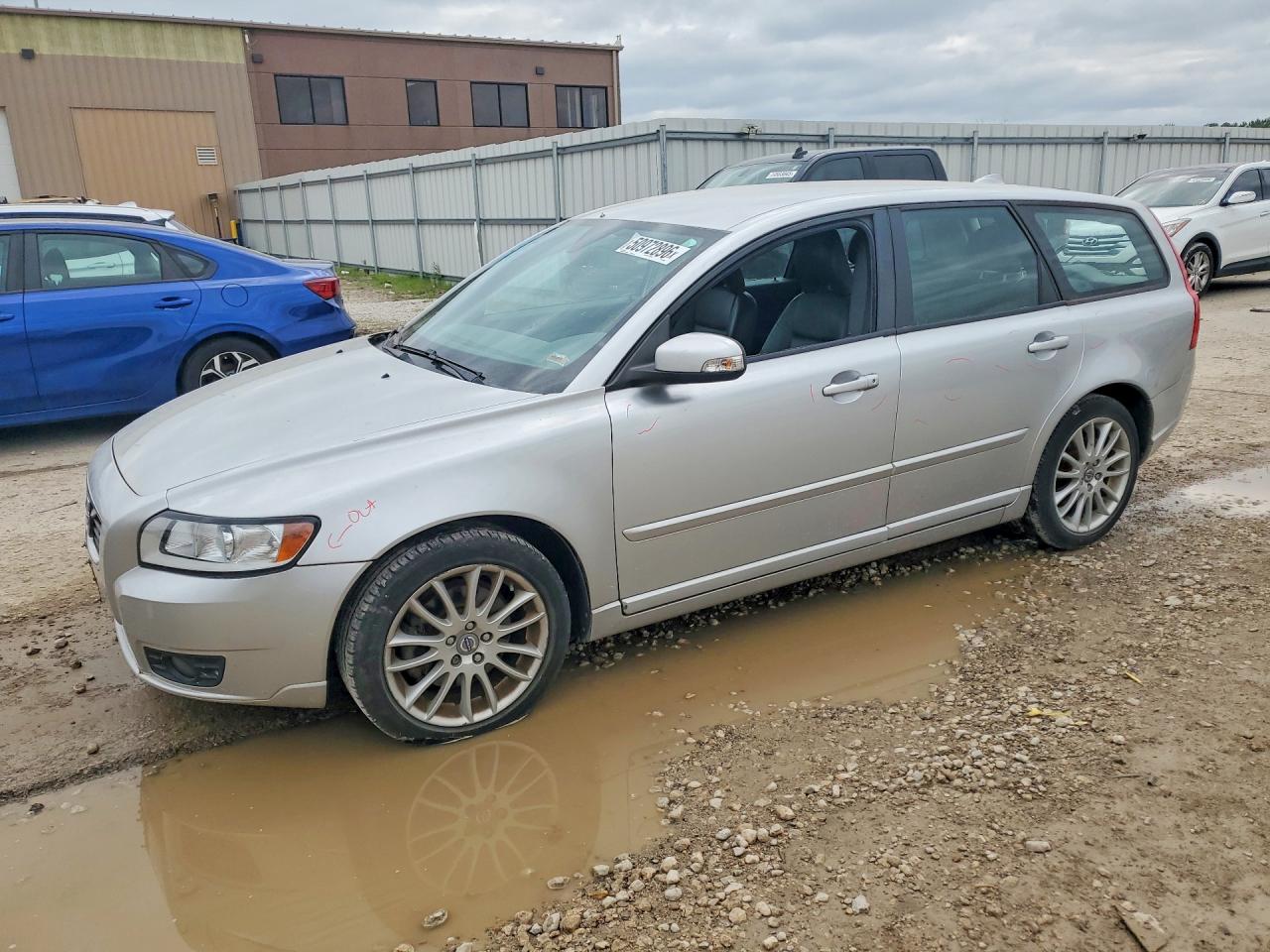 2011 Volvo V50, VIN YV1672MW5B2630582 — Rear end