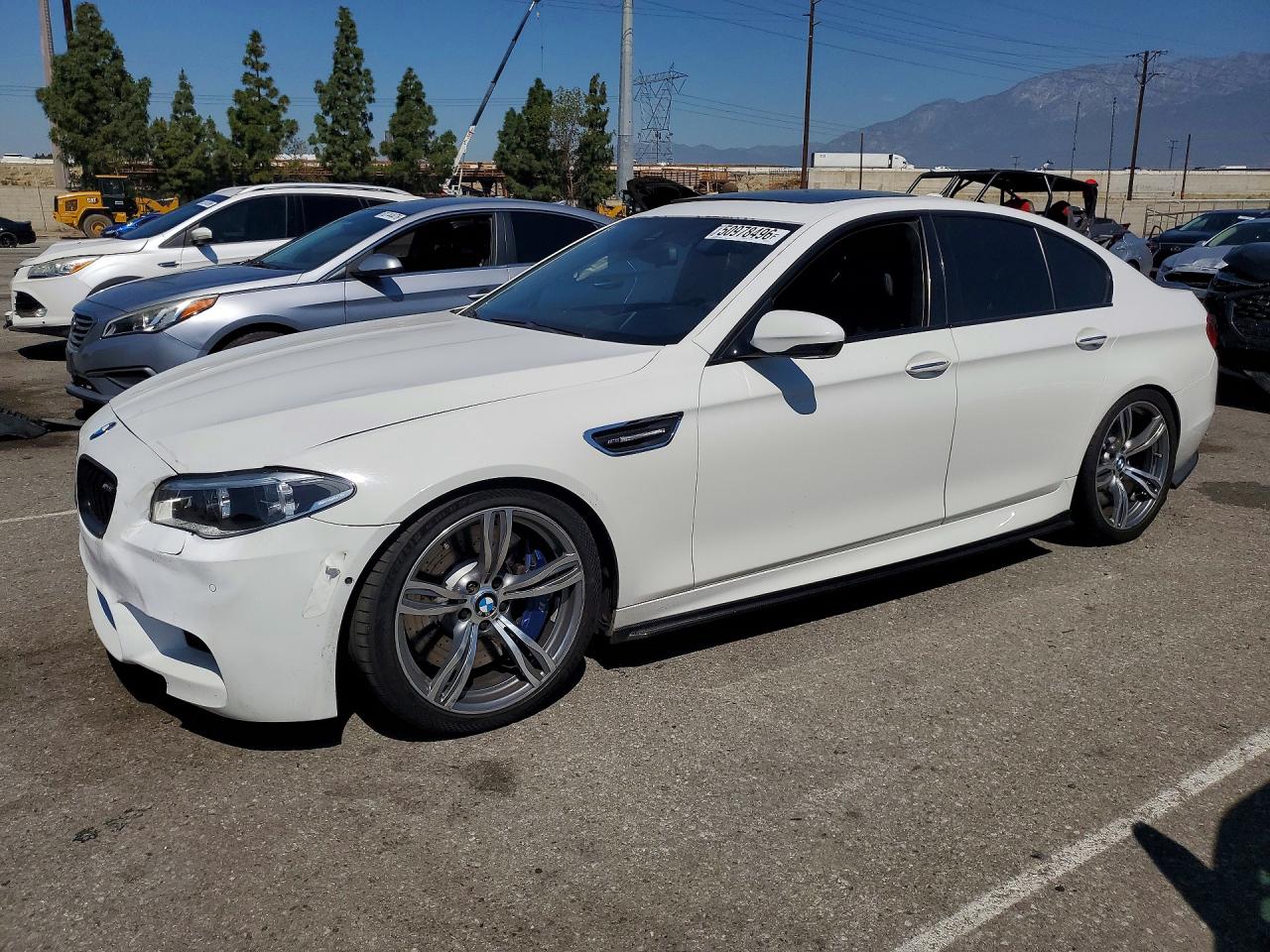 2014 BMW M5, VIN WBSFV9C54ED097574 — Бок