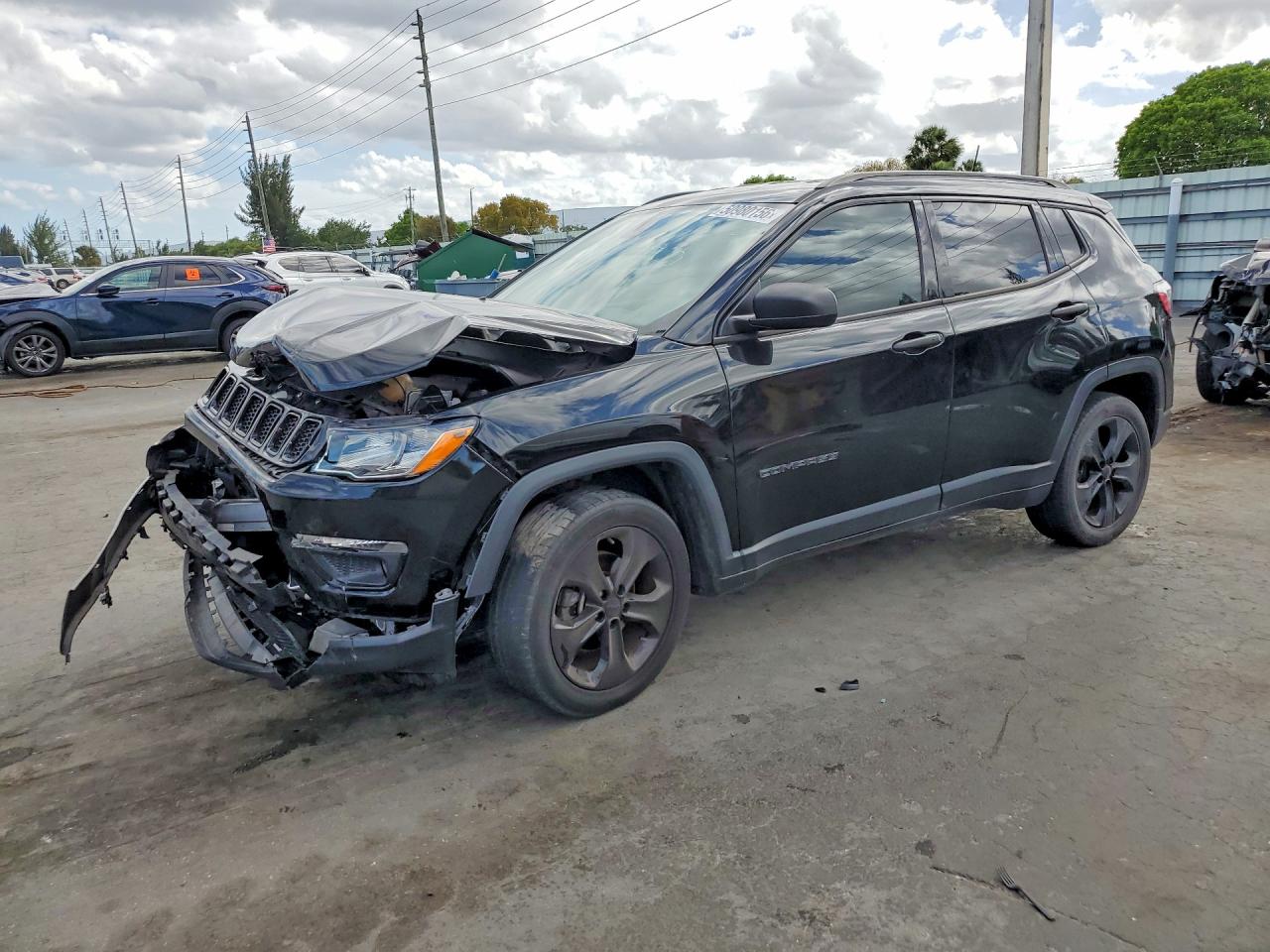 2018 Jeep Compass Latitude, VIN 3C4NJCBB6JT304828 — Front end