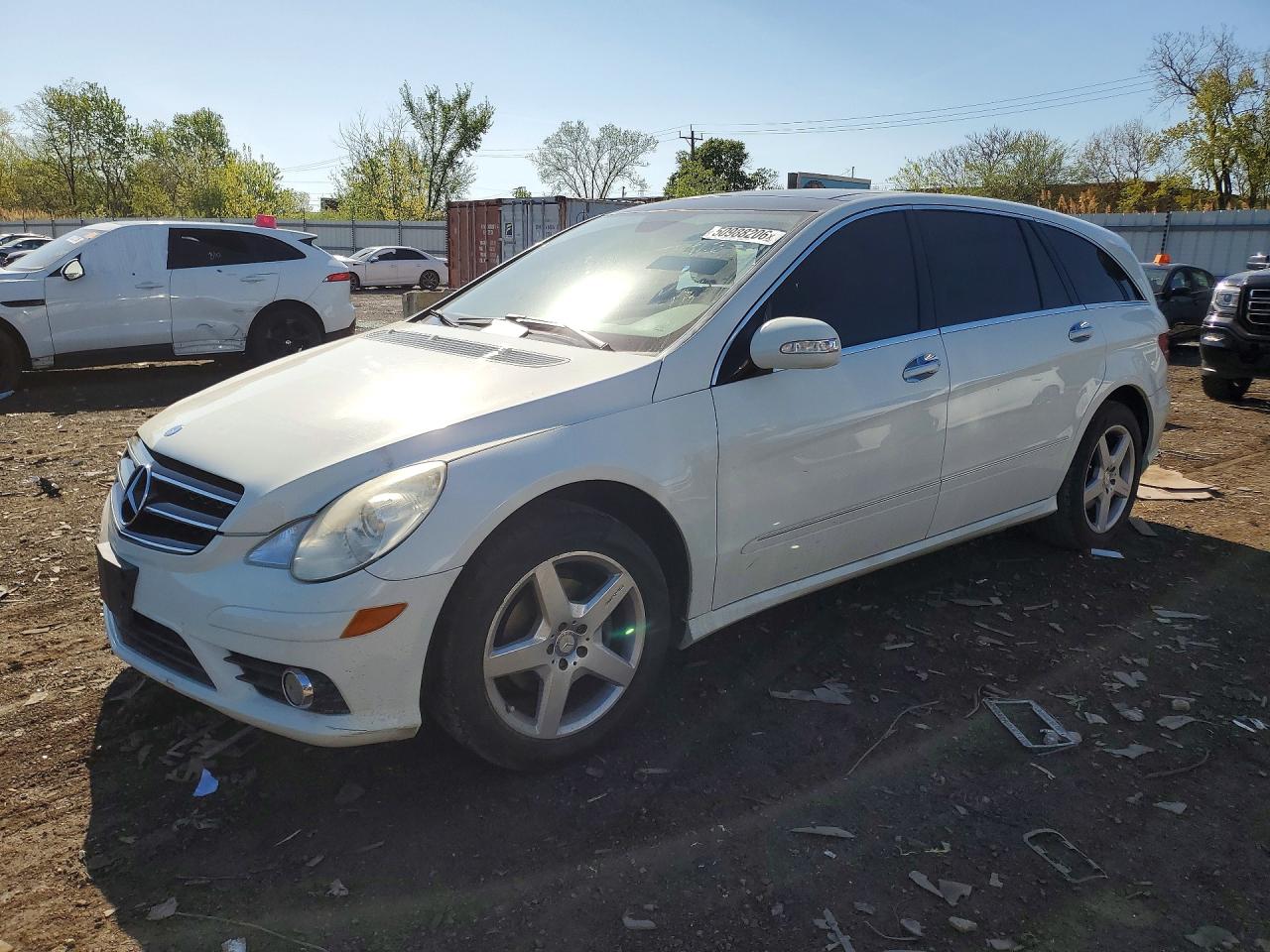 2010 Mercedes-Benz R 350, VIN 4JGCB6FE1AA103612 — Side