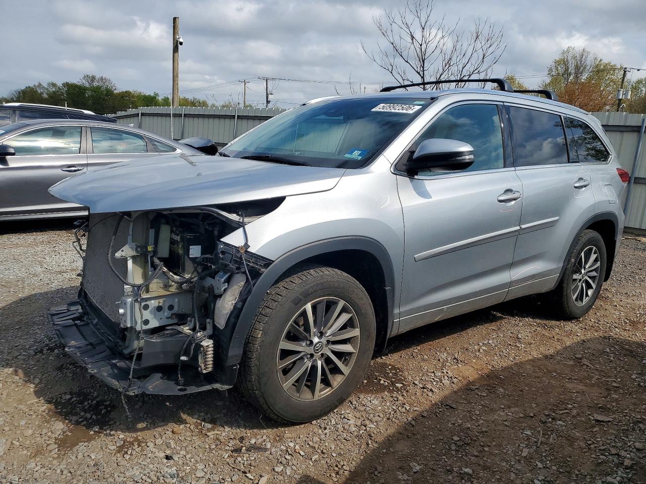 2018 Toyota Highlander XLE, VIN 5TDJZRFH0JS552835 — Front end