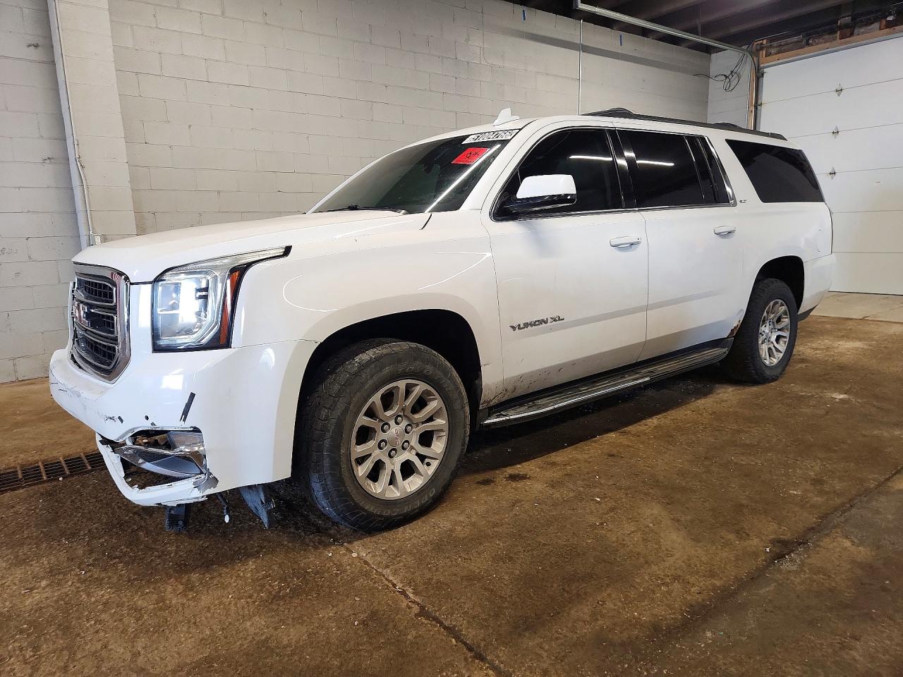 2015 GMC Yukon XL SLT, VIN 1GKS2HKC1FR627954 — Front end