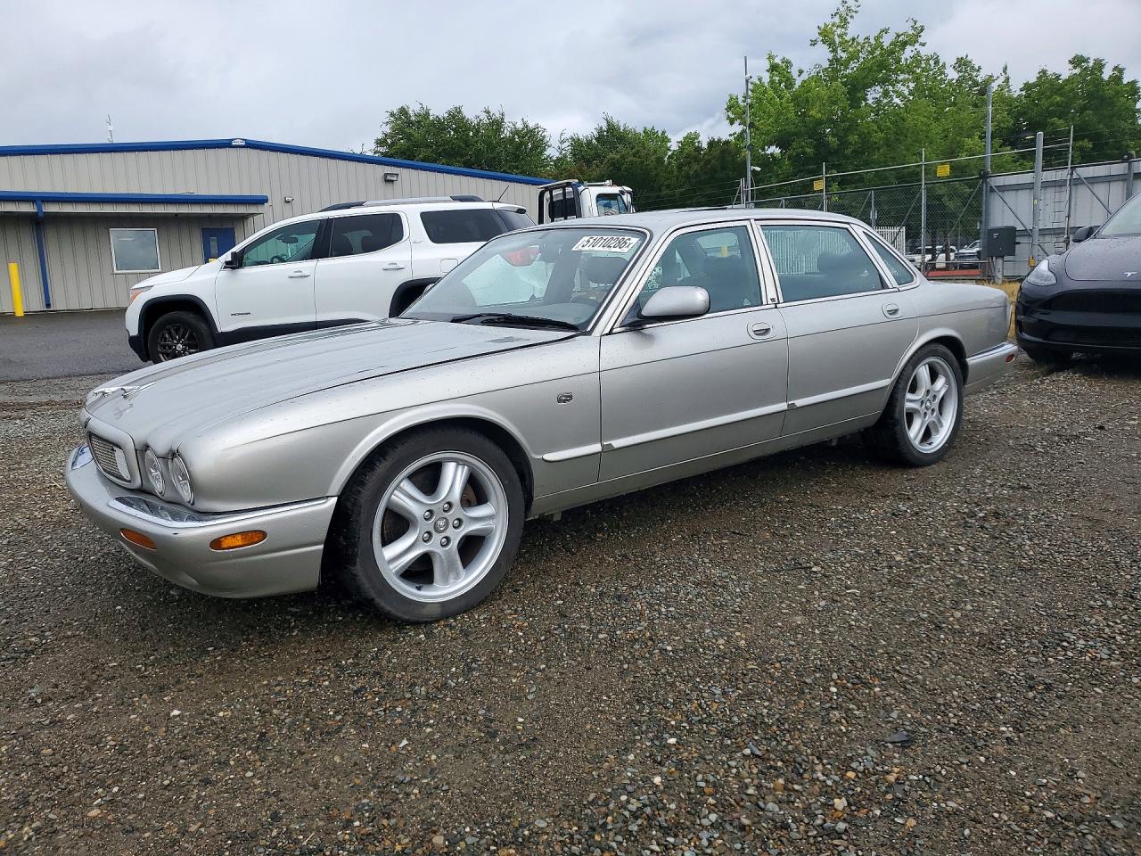 1999 Jaguar XJ, VIN SAJPX1847XC854663 — Rear end