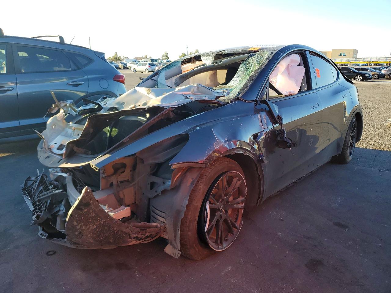 2025 Tesla Model Y Long Range, VIN 7SAYGDED1SF253109 — Front end