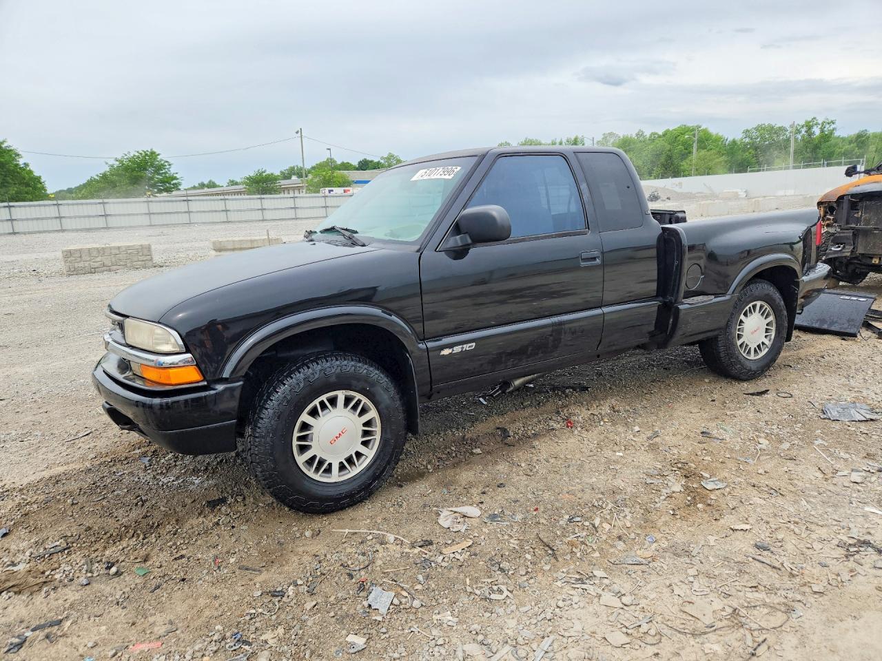 2000 Chevrolet S-10 LS, VIN 1GCDT19W6Y8284642 — Side