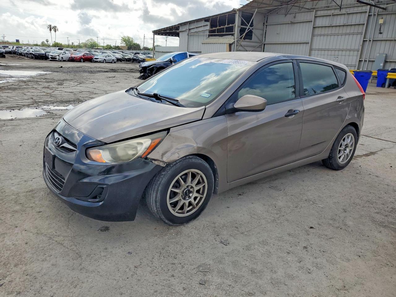 2013 Hyundai Accent GS, VIN KMHCT5AE3DU138721 — Front end