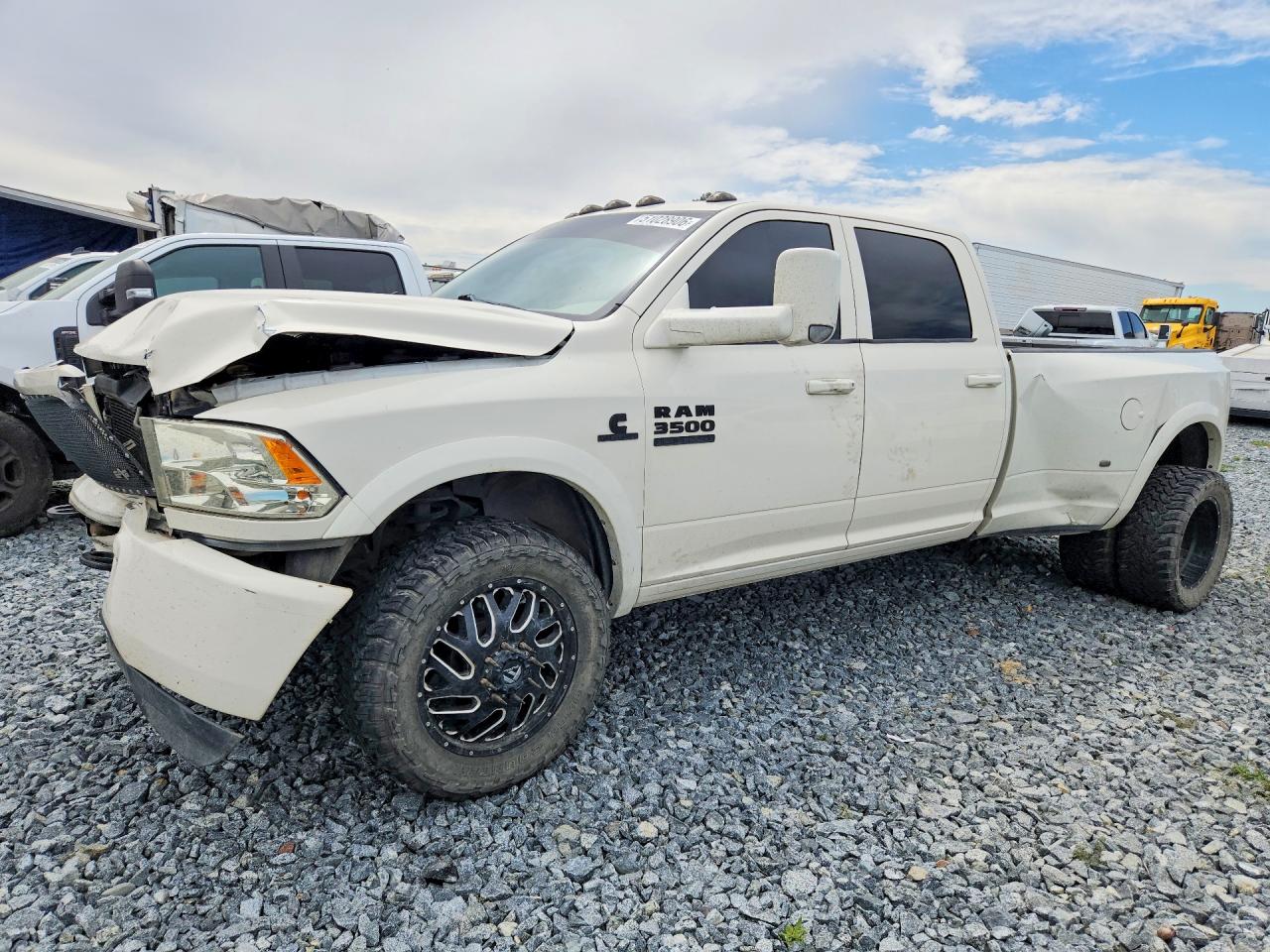 2011 Ram 3500 SLT, VIN 3D73Y4CL7BG634025 — Перед
