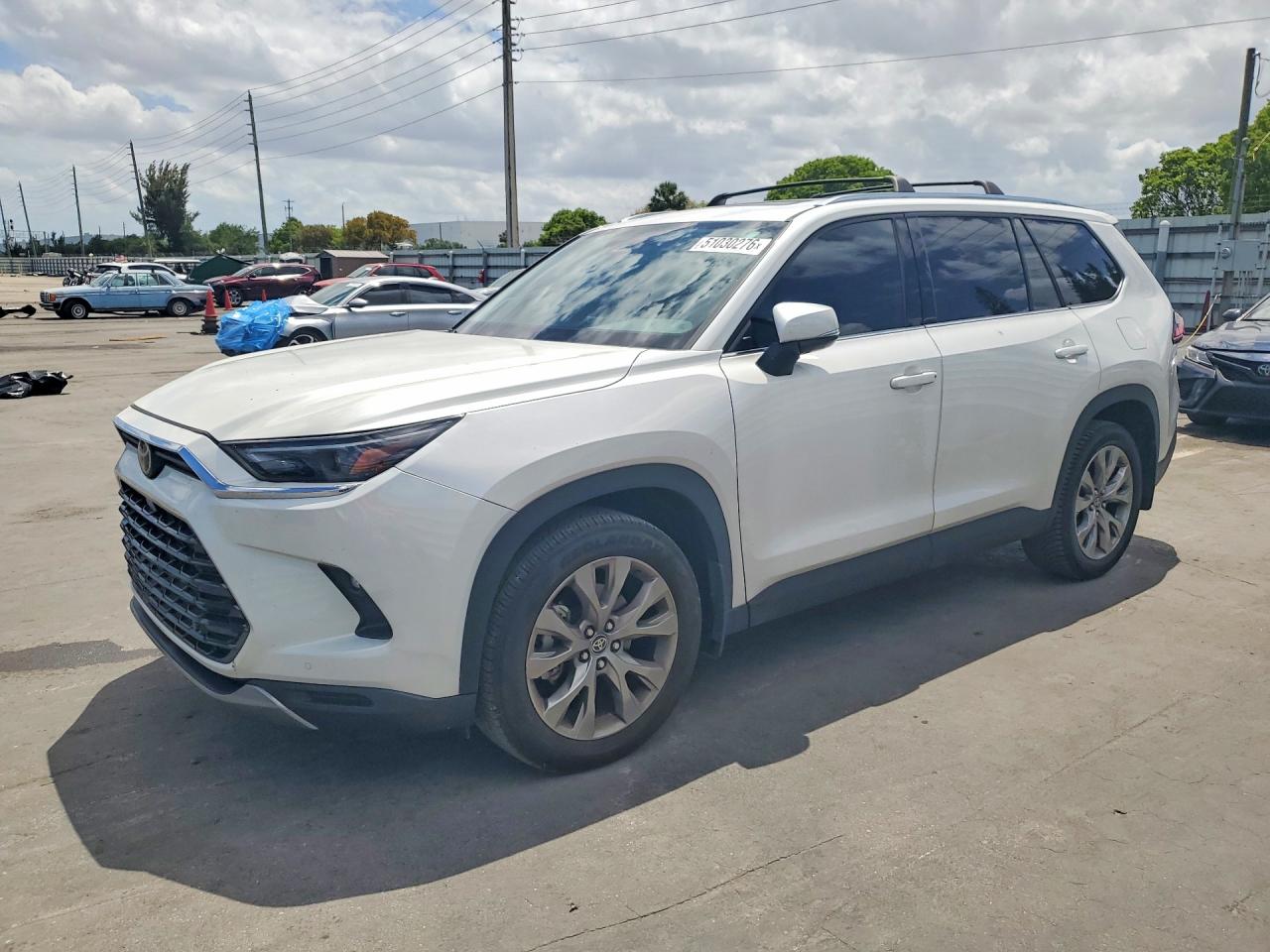 2024 Toyota Grand Highlander XLE, VIN 5TDAAAB59RS034898 — Ранее повреждён