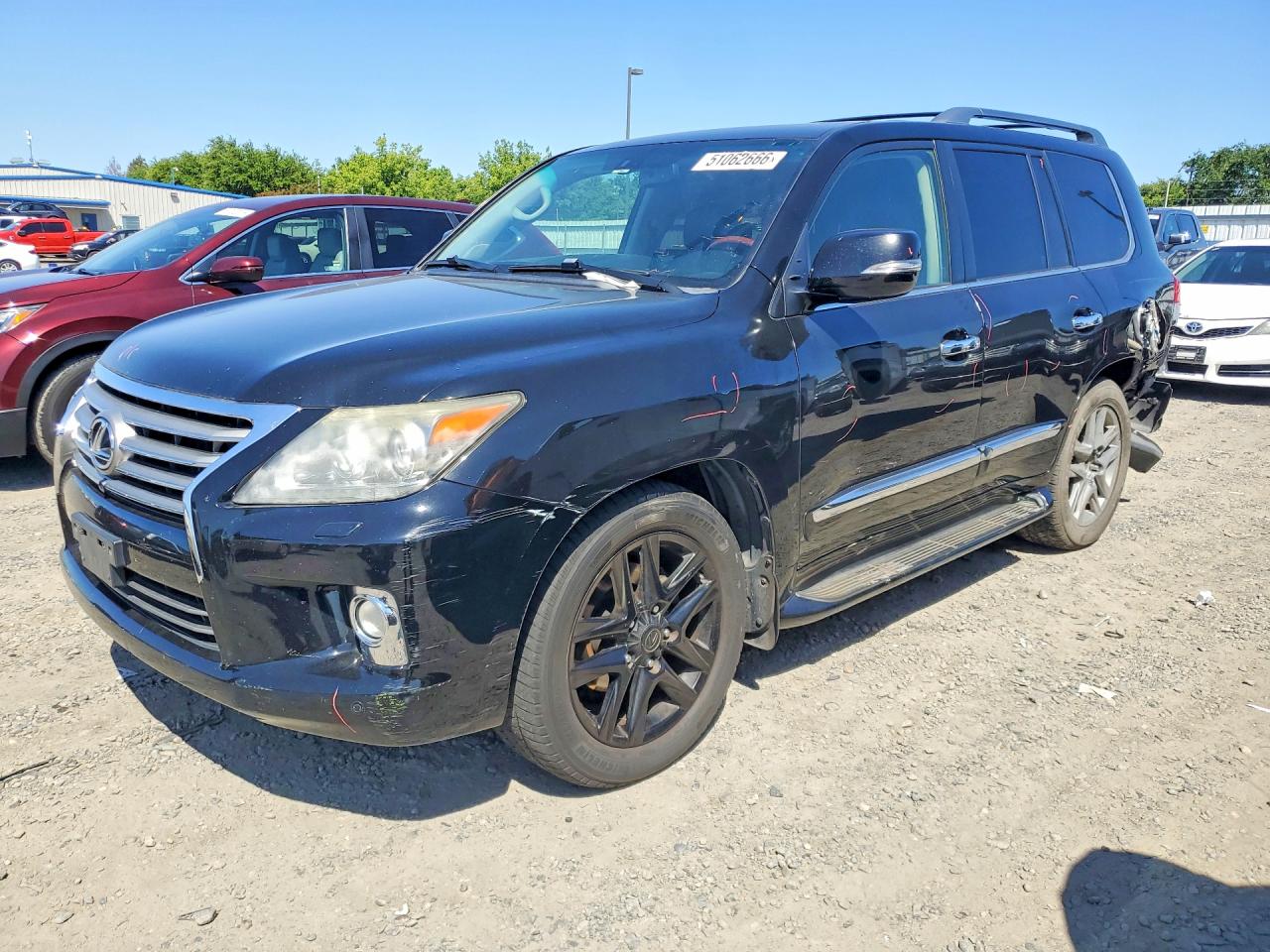 2013 Lexus LX 570, VIN JTJHY7AX3D4122234 — Зад