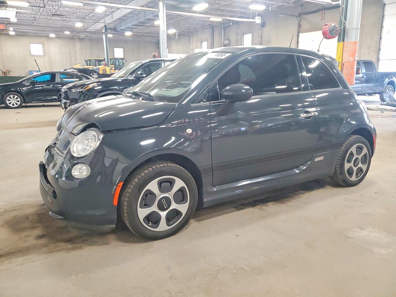 2018 FIAT 500e, VIN 3C3CFFGE3JT377415 — Перед