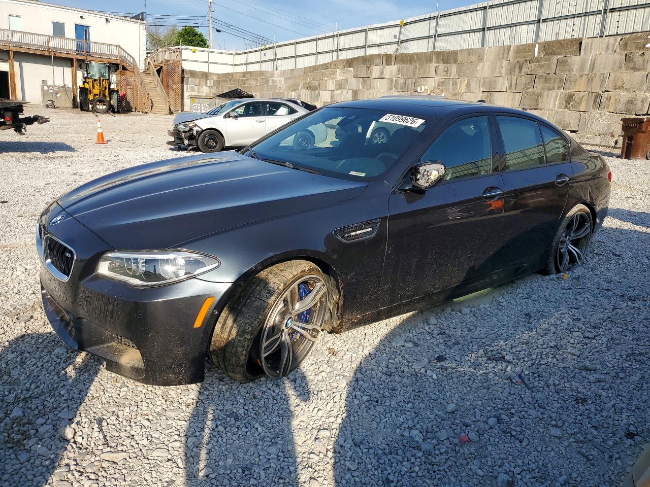 2014 BMW M5, VIN WBSFV9C54ED097655 — Днище