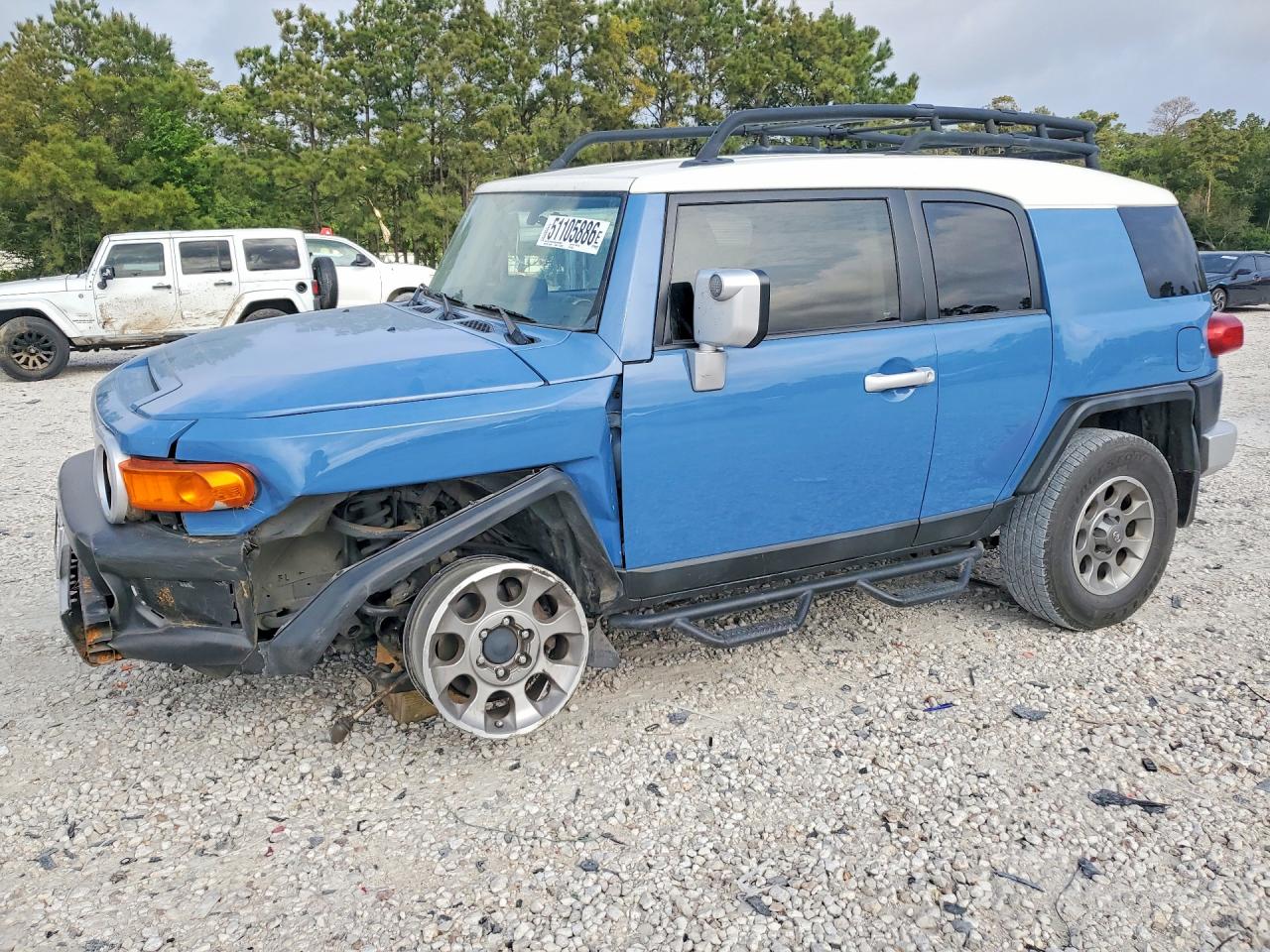 2013 Toyota FJ Cruiser, VIN JTEBU4BF4DK163617 — Front end
