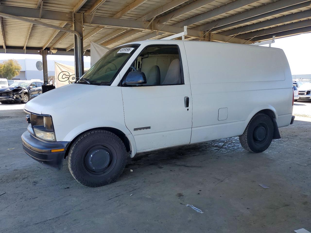1999 GMC Safari Cargo, VIN 1GTDM19W6XB525033 — Front end