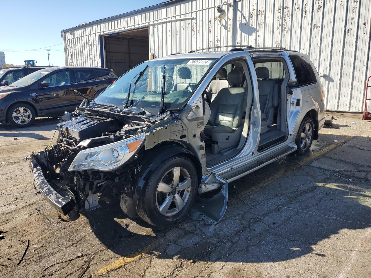 2009 Volkswagen Routan SEL Premium, VIN 2V8HW64XX9R582255 — Vandalism