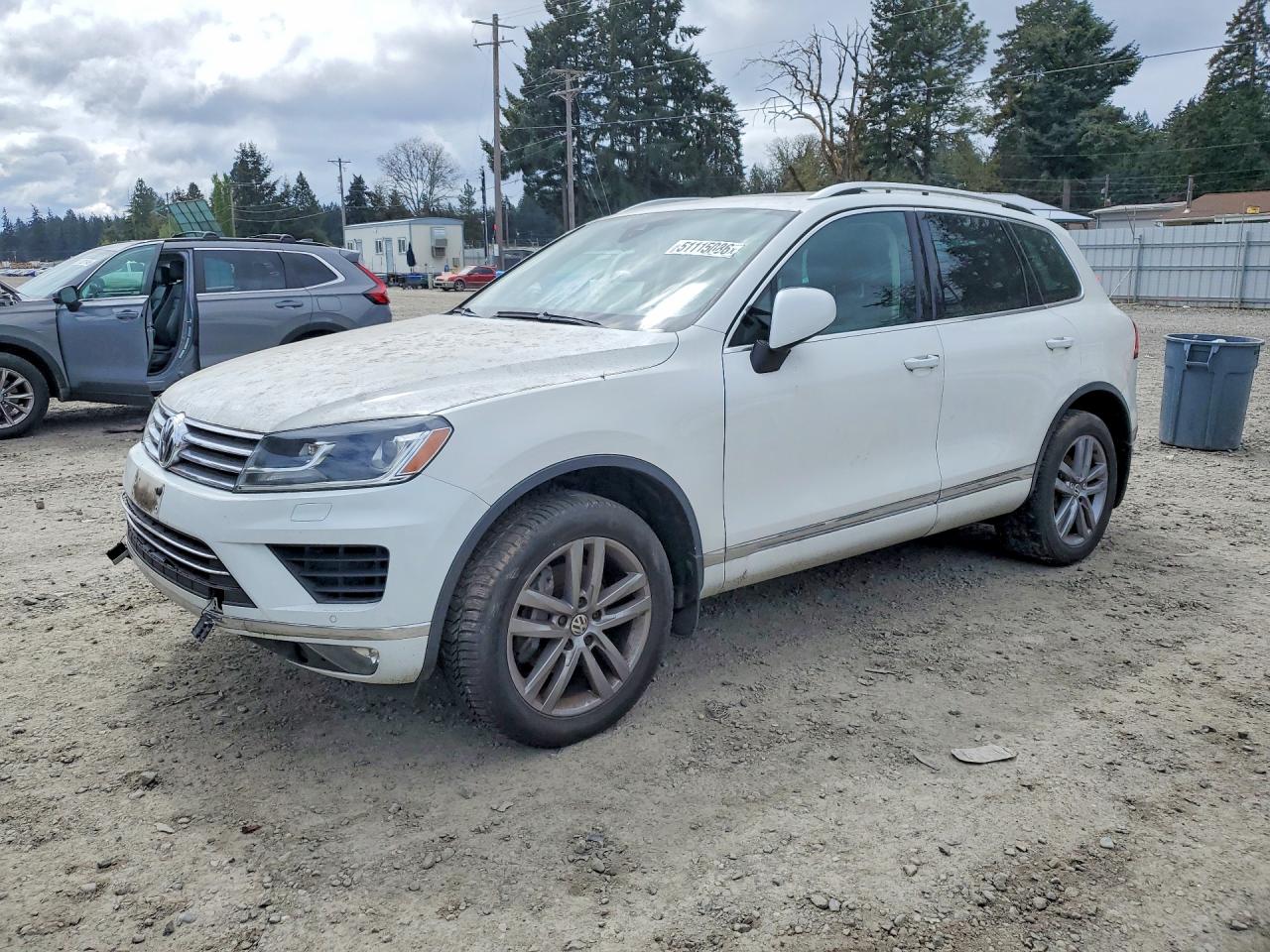 2016 Volkswagen Touareg Lux, VIN WVGEF9BP9GD010835 — Front end