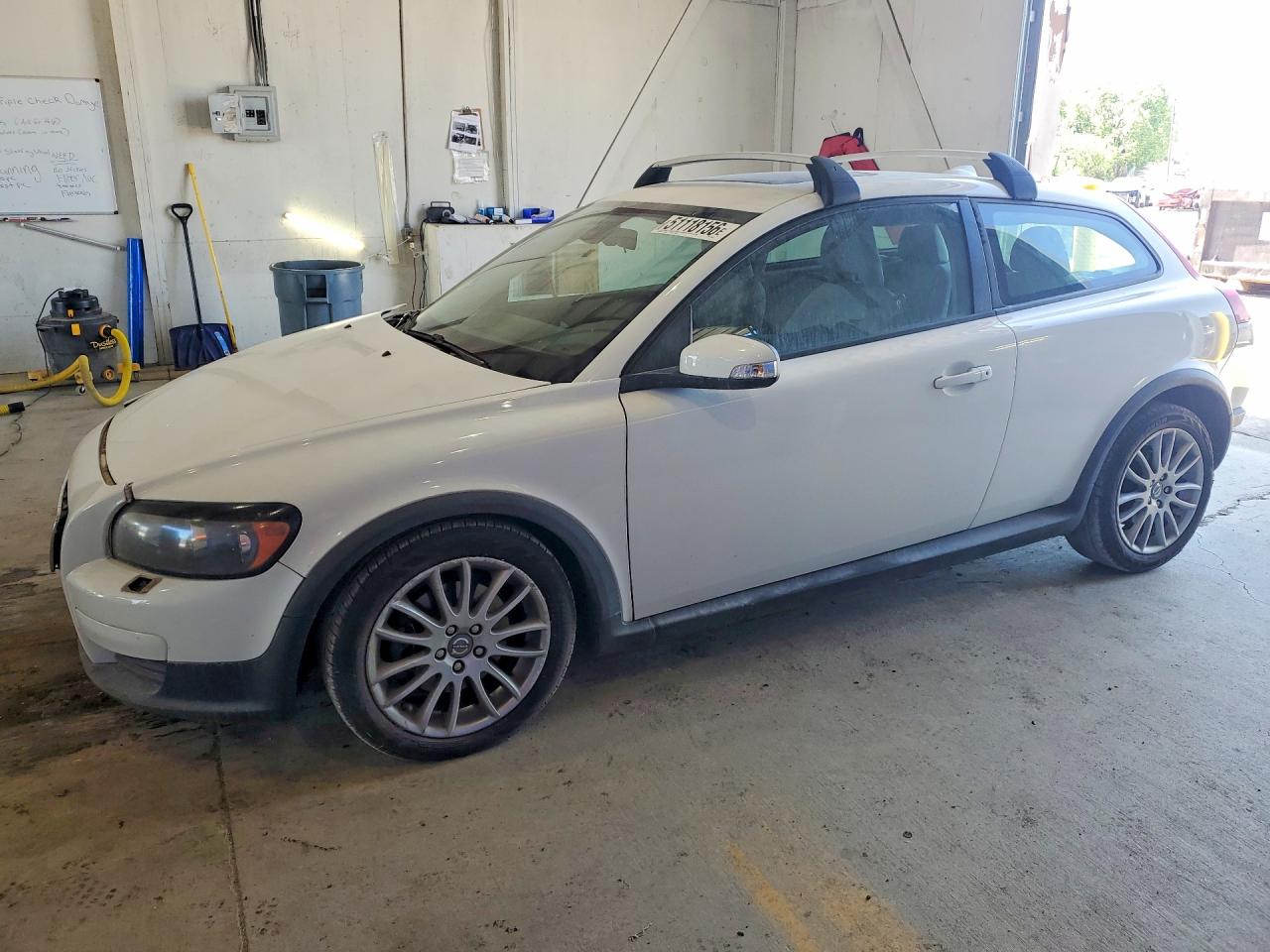 2010 Volvo C30, VIN YV1672MK4A2174540 — Бок