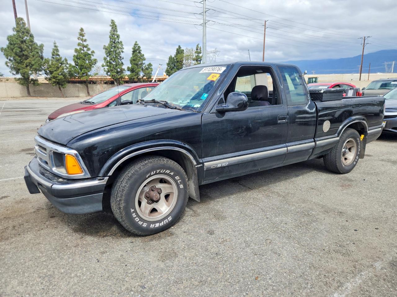 1997 Chevrolet S-10 LS, VIN 1GCCS1943VK110037 — Front end