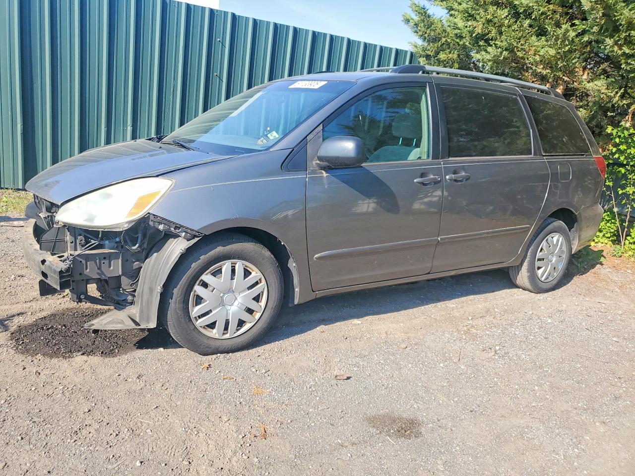2004 Toyota Sienna LE, VIN 5TDZA23C74S105207 — Front end
