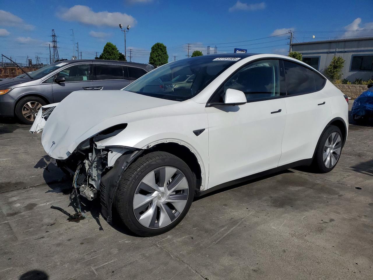 2024 Tesla Model Y Long Range, VIN 7SAYGDEE3RA257596 — Front end