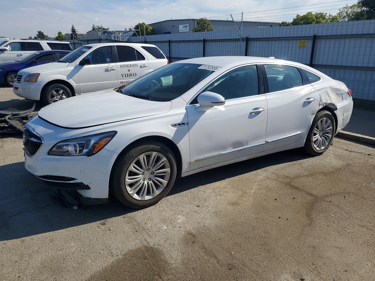 2018 Buick LaCrosse Essence, VIN 1G4ZP5SZ4JU133880 — Front end