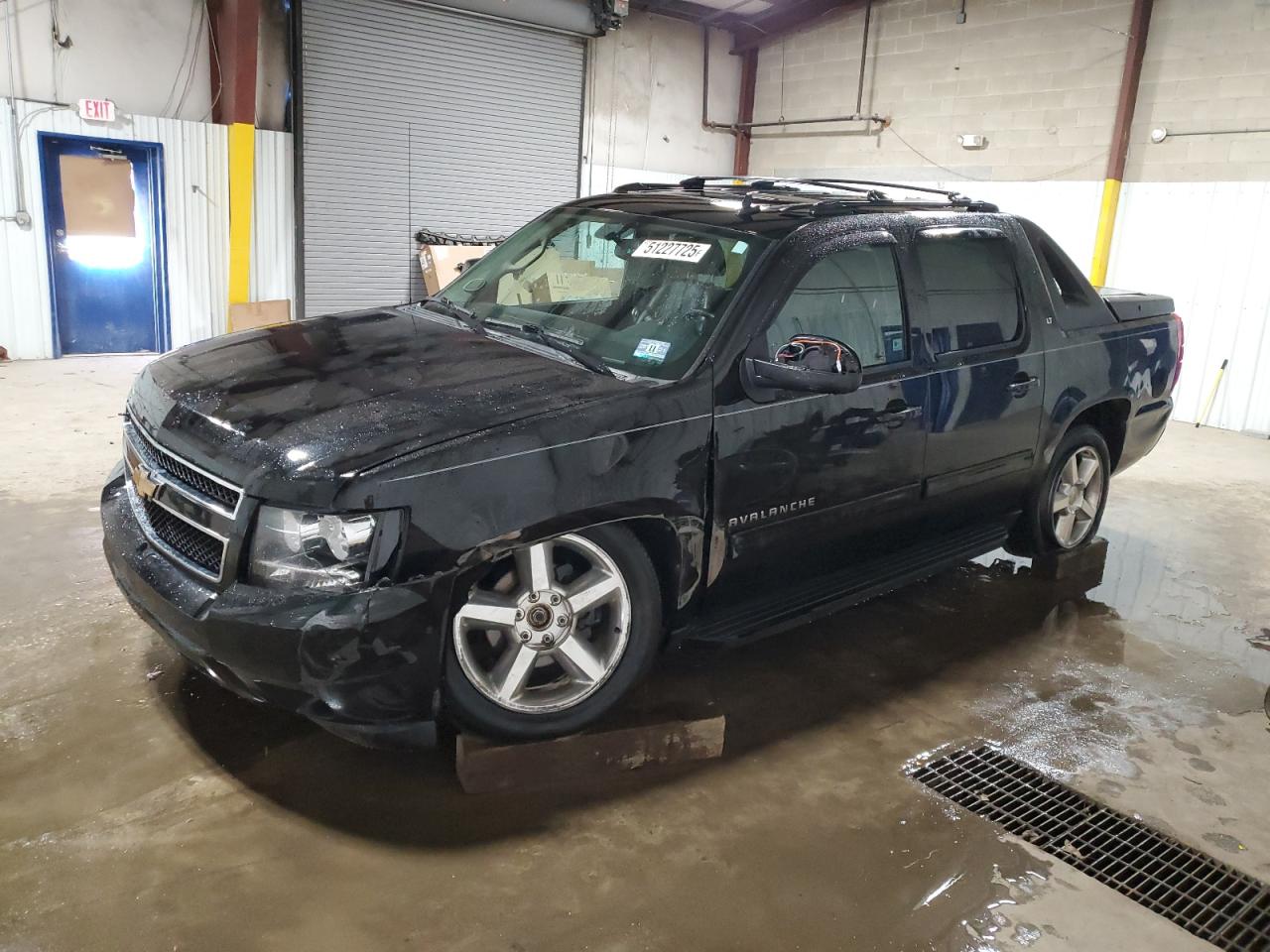 2011 Chevrolet Avalanche LT, VIN 3GNTKFE3XBG109259 — Side