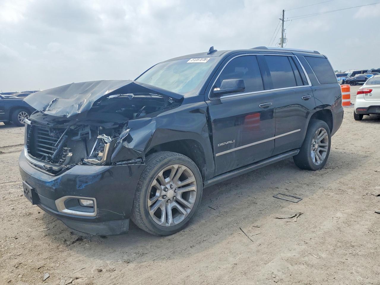 2017 GMC Yukon Denali, VIN 1GKS1CKJ2HR268539 — Front end