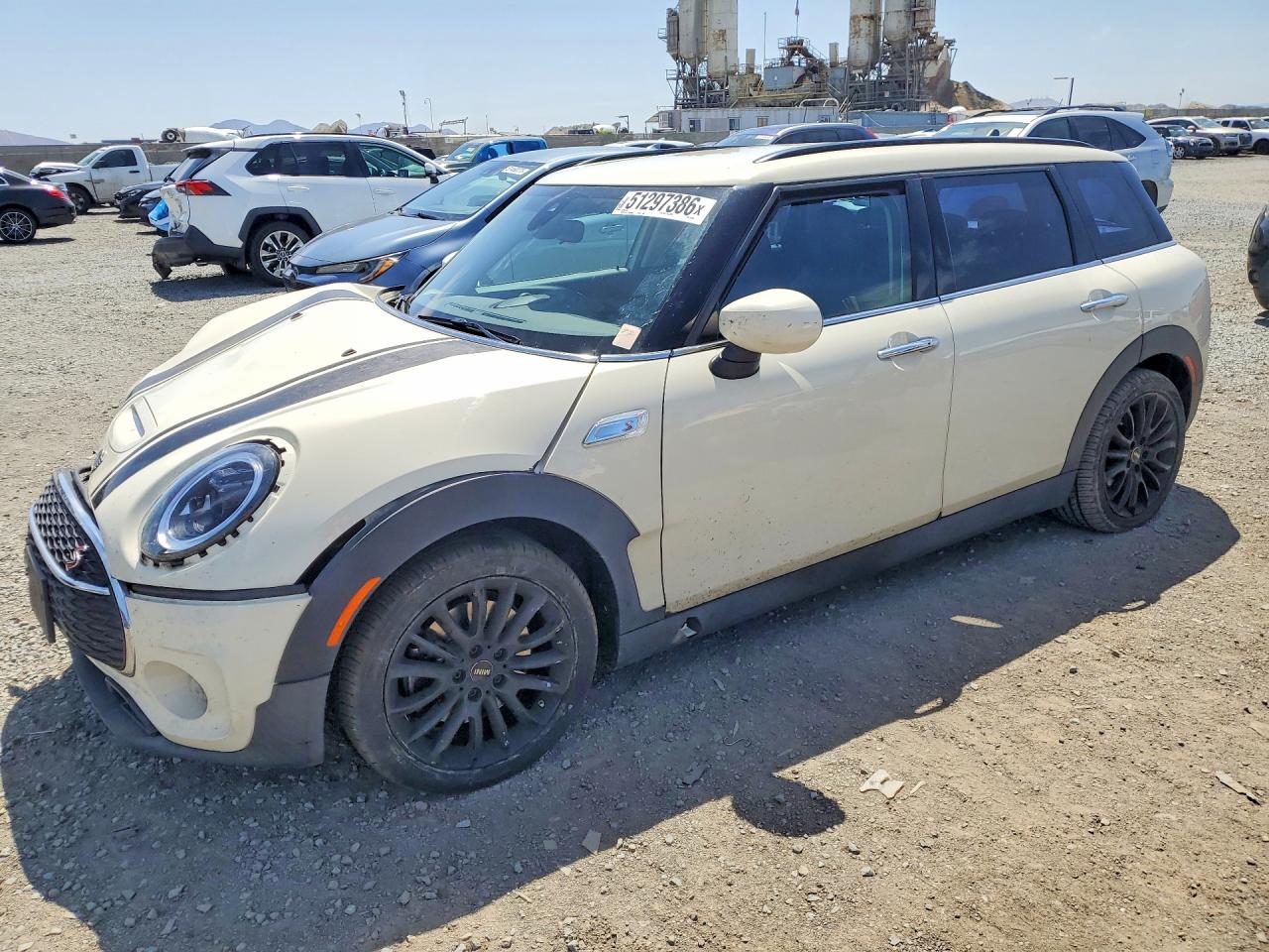 2022 MINI Clubman Cooper S, VIN WMWLV7C00N2P72607 — Перед