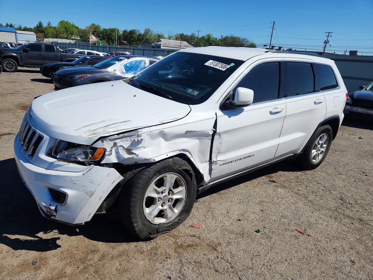 2016 Jeep Grand Cherokee Laredo, VIN 1C4RJEAG5GC505456 — Front end