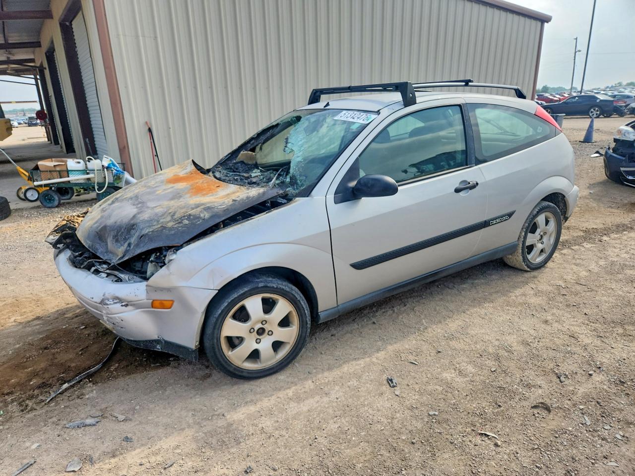 2000 Ford Focus ZX3, VIN 3FAFP3136YR245502 — Пожар в моторном отсеке