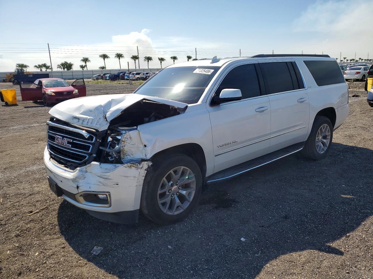 2018 GMC Yukon XL SLT, VIN 1GKS2GKC1JR332629 — Front end
