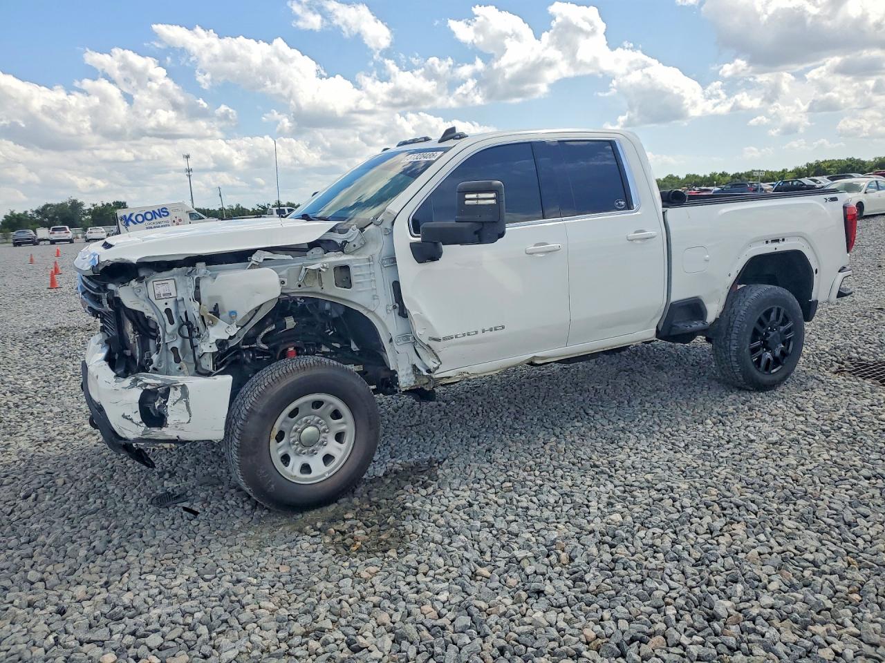 2022 GMC Sierra 2500HD SLE, VIN 1GT59MEY1NF327125 — Front end