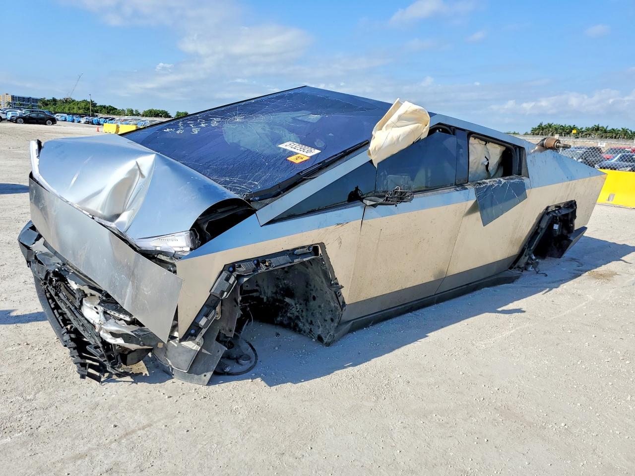 2024 Tesla Cybertruck, VIN 7G2CEHED4RA014209 — Front end