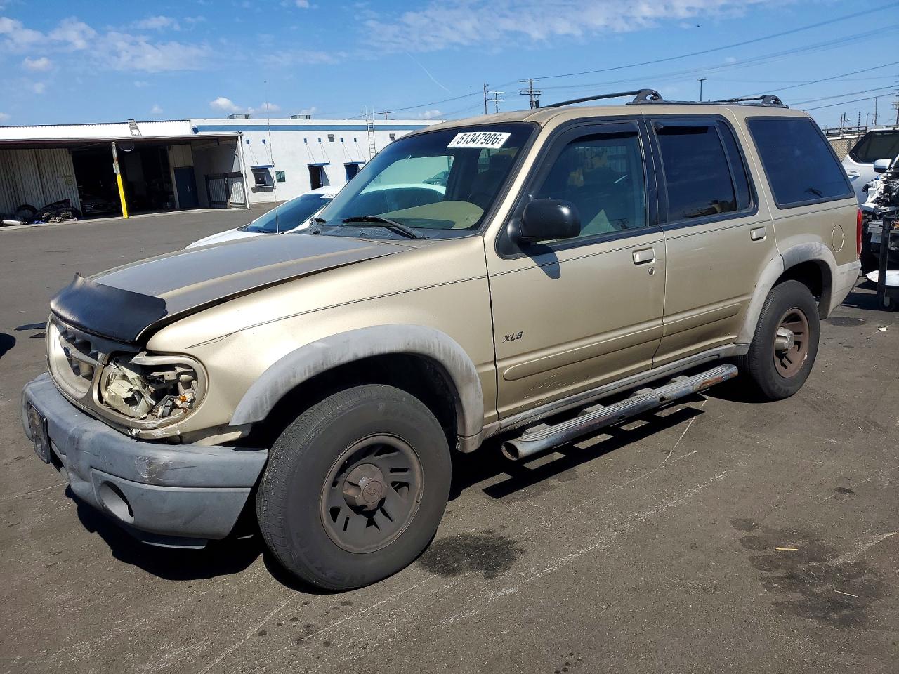 2000 Ford Explorer XLS, VIN 1FMZU72E0YZC07133 — Front end