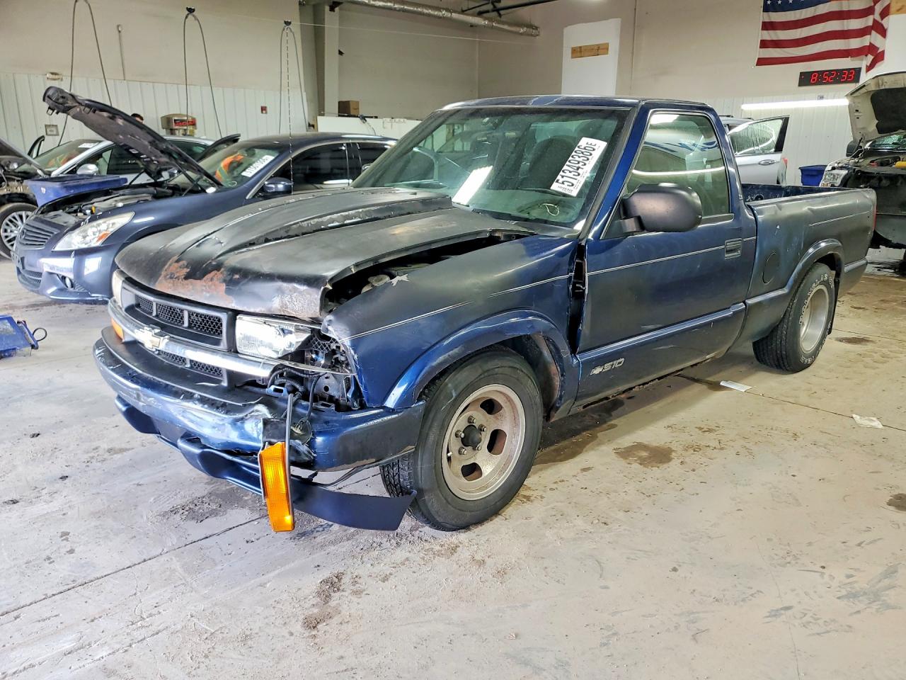 1998 Chevrolet S-10 LS, VIN 1GCCS1443WK258097 — Front end