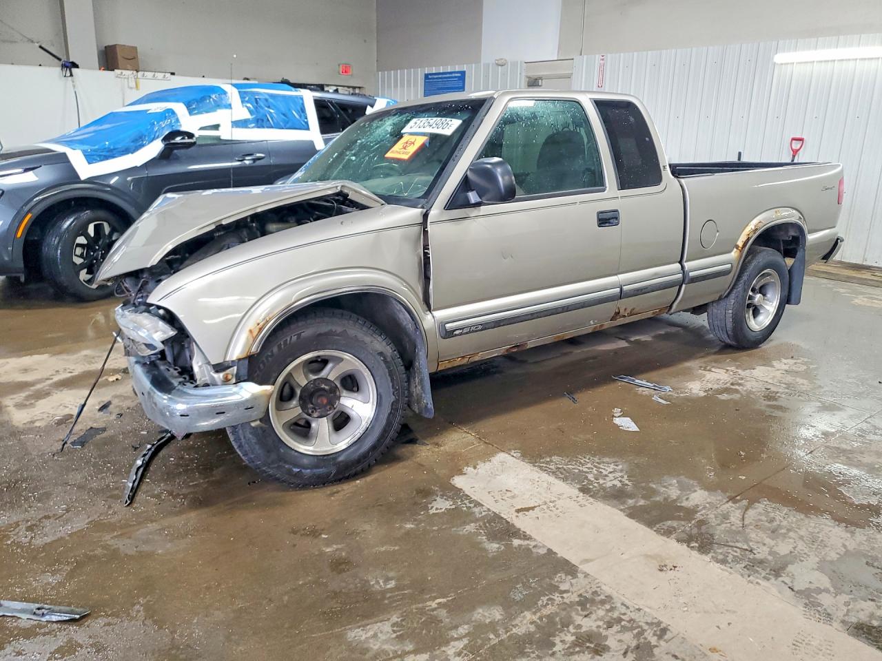2000 Chevrolet S-10, VIN 1GCCS19W3Y8234523 — Front end