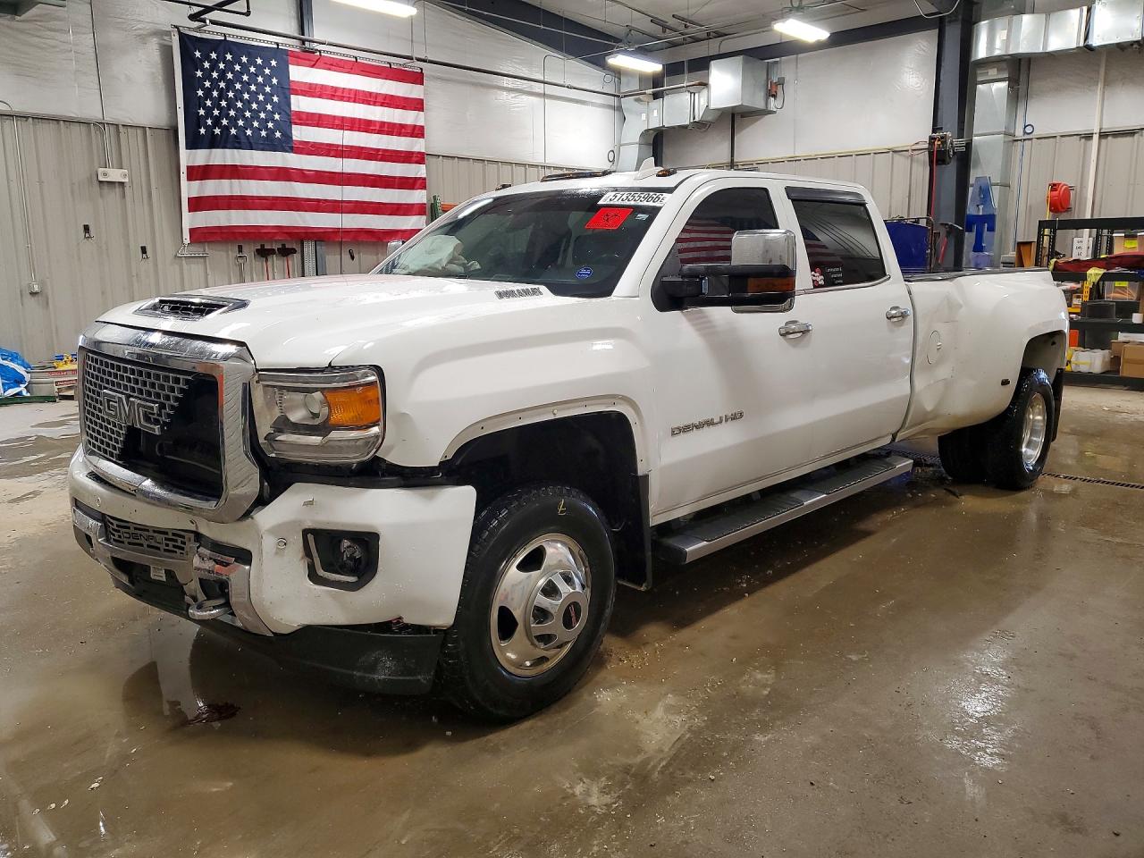 2017 GMC Sierra 3500HD Denali, VIN 1GT42YEY3HF120828 — Front end