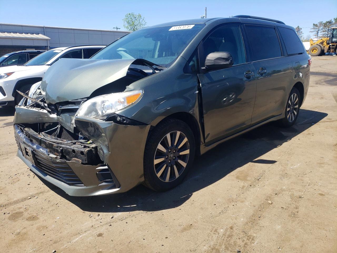 2018 Toyota Sienna LE, VIN 5TDJZ3DC1JS193256 — Front end