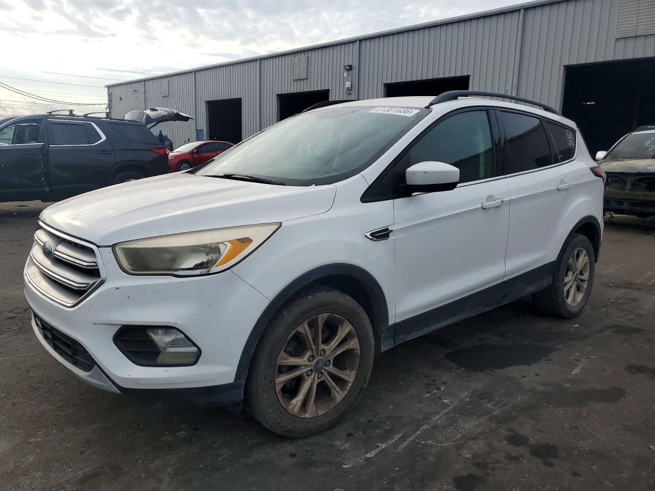 2018 Ford Escape SE, VIN 1FMCU0GD2JUB61577 — Front end