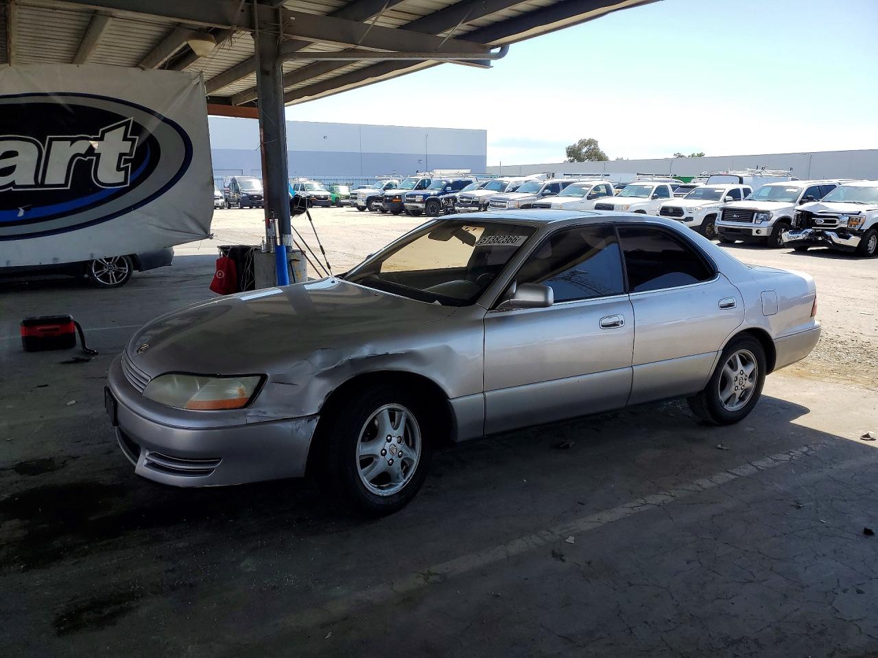 1995 Lexus ES 300, VIN JT8GK13T6S0085125 — Front end