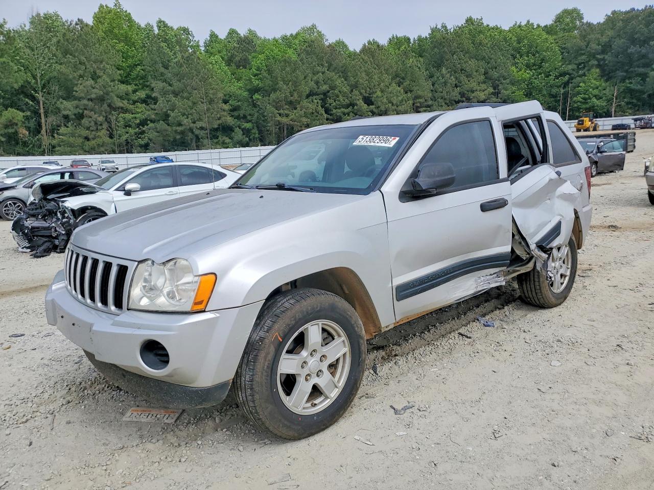 2005 Jeep Grand Cherokee Laredo, VIN 1J4GR48K25C690058 — Side