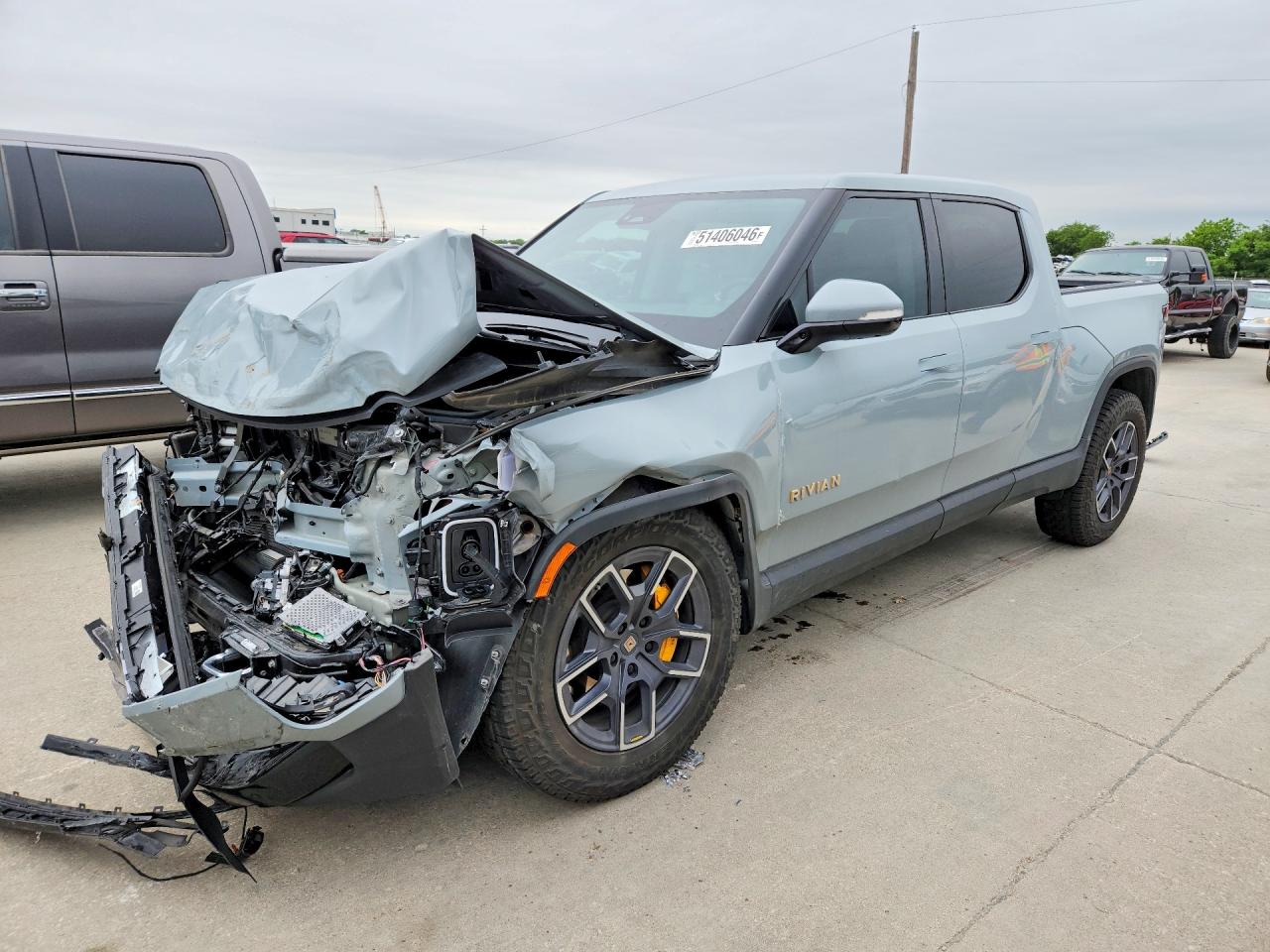 2022 Rivian R1T Adventure, VIN 7FCTGAAA0NN016645 — Front end
