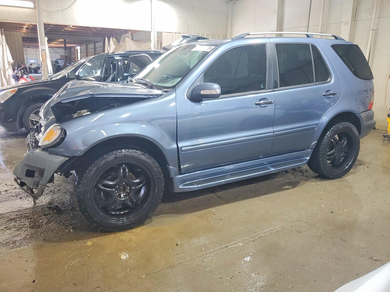 2005 Mercedes-Benz M 350, VIN 4JGAB57E25A541089 — Front end