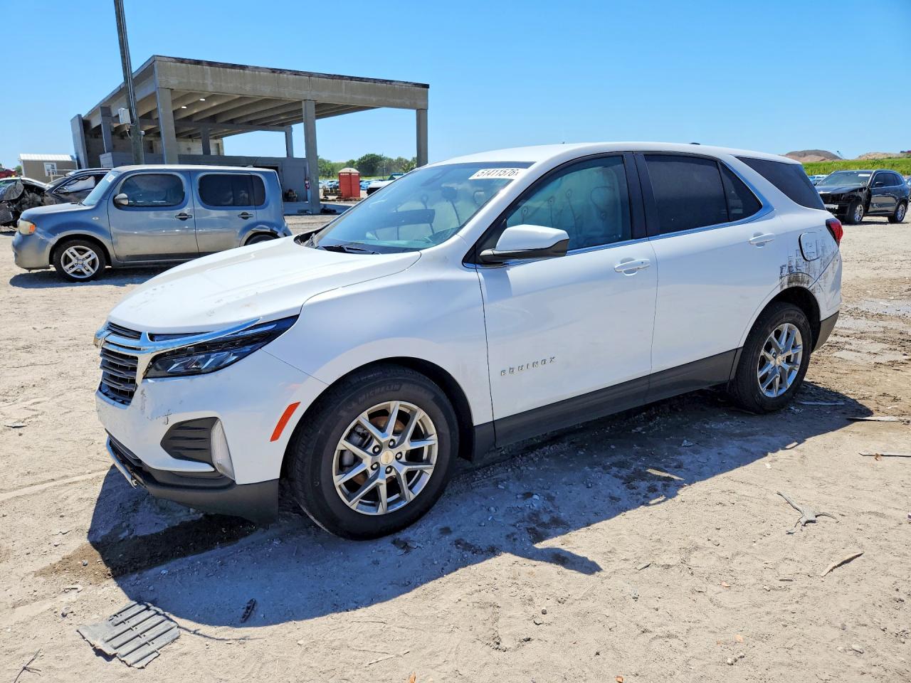 2023 Chevrolet Equinox LT, VIN 3GNAXKEGXPL183946 — Бок