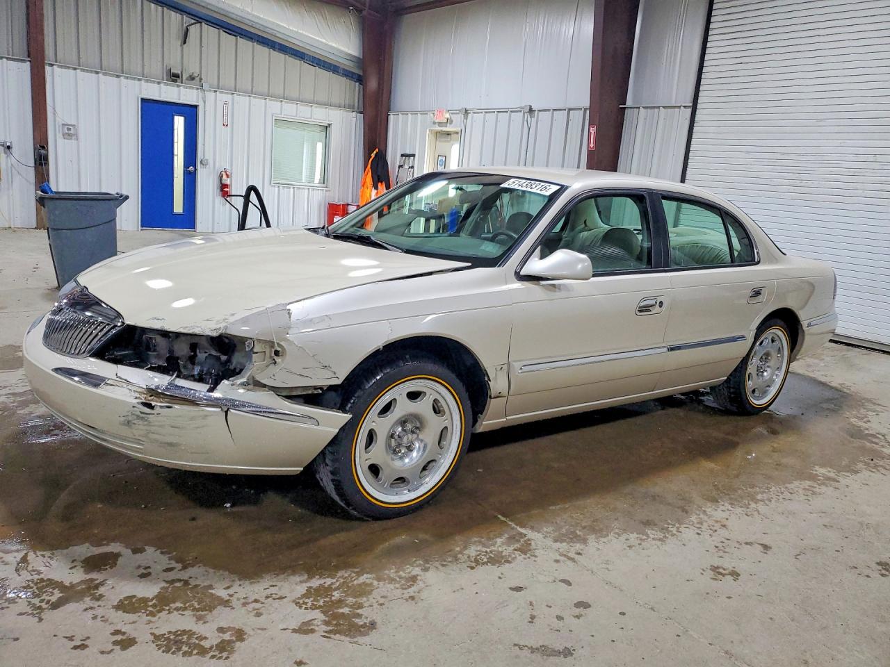 1999 Lincoln Continental, VIN 1LNHM97V9XY667458 — Перед